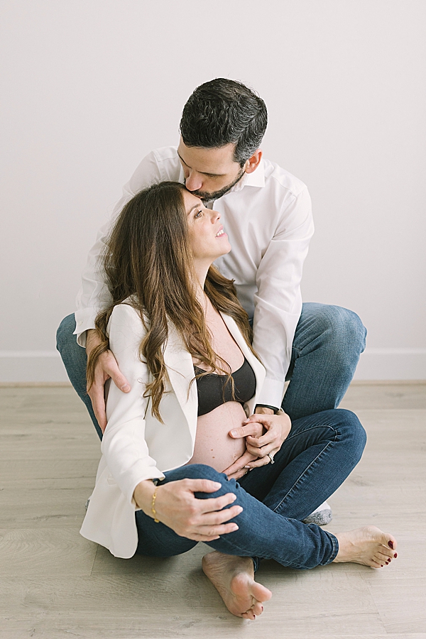 Katie Ballantine Photography. New Market Maternity Photography. New Market Maternity photographer. Frederick maternity photographer. Frederick organic maternity photography. New Market minimalist maternity photography. Baby bump portraits. Maternity portraits.