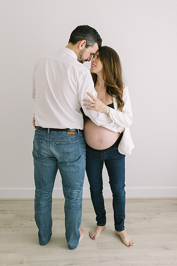 Katie Ballantine Photography. New Market Maternity Photography. New Market Maternity photographer. Frederick maternity photographer. Frederick organic maternity photography. New Market minimalist maternity photography. Baby bump portraits. Maternity portraits.