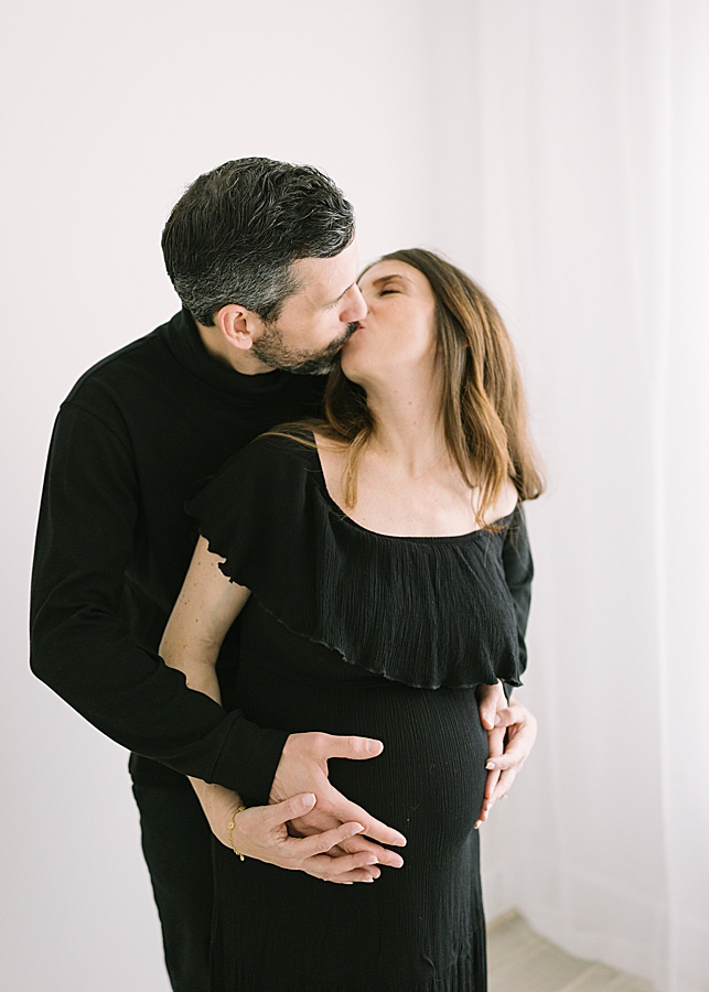 Katie Ballantine Photography. New Market Maternity Photography. New Market Maternity photographer. Frederick maternity photographer. Frederick organic maternity photography. New Market minimalist maternity photography. Baby bump portraits. Maternity portraits.