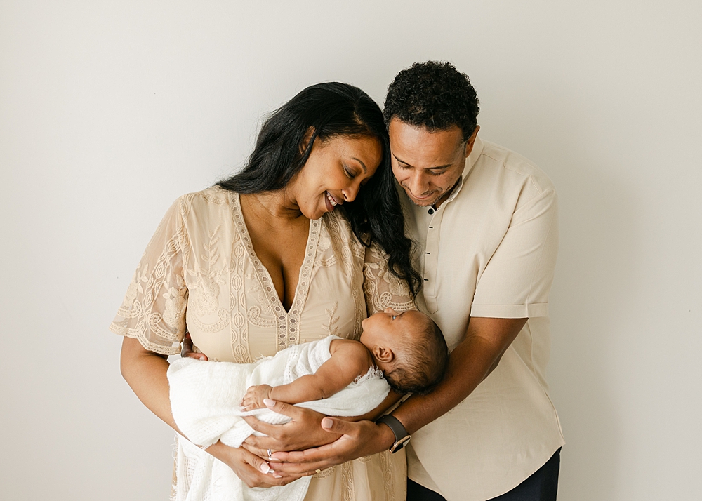 Katie Ballantine Photography. New Market Maryland Newborn photographer. Frederick newborn photographer. Frederick newborn portraits. Maryland organic newborn portraiture. new market baby photographer.