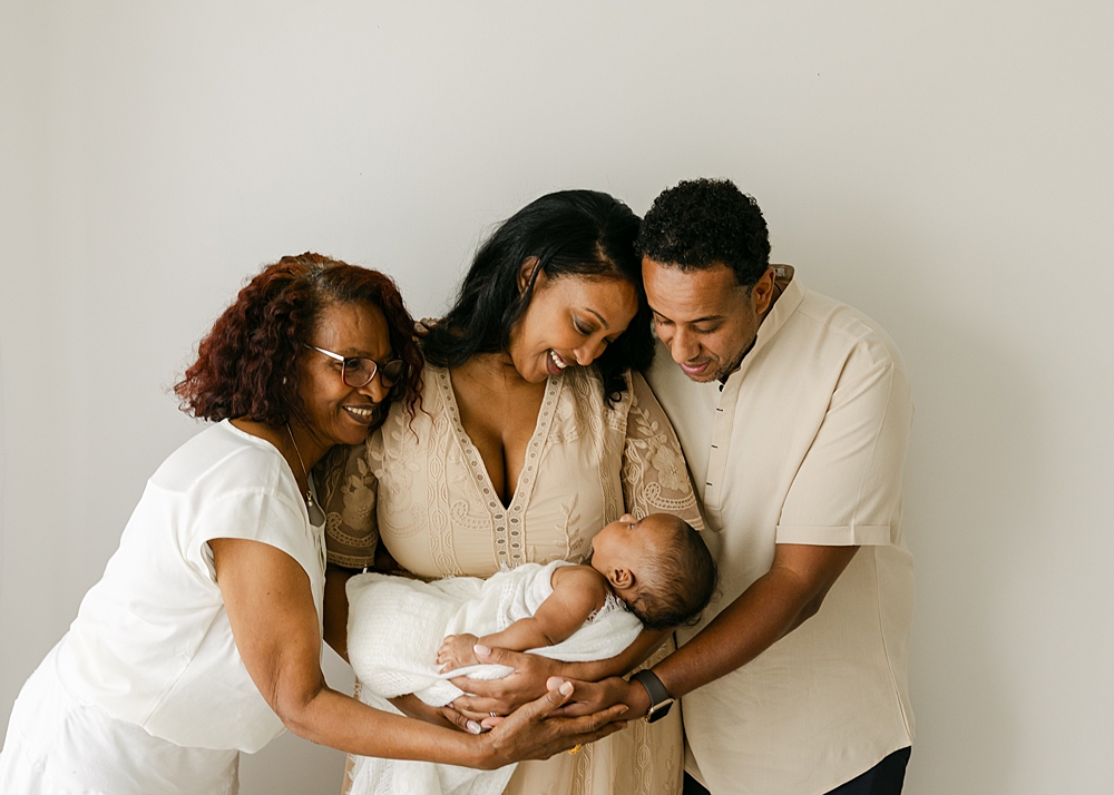 Katie Ballantine Photography. New Market Maryland Newborn photographer. Frederick newborn photographer. Frederick newborn portraits. Maryland organic newborn portraiture. new market baby photographer.